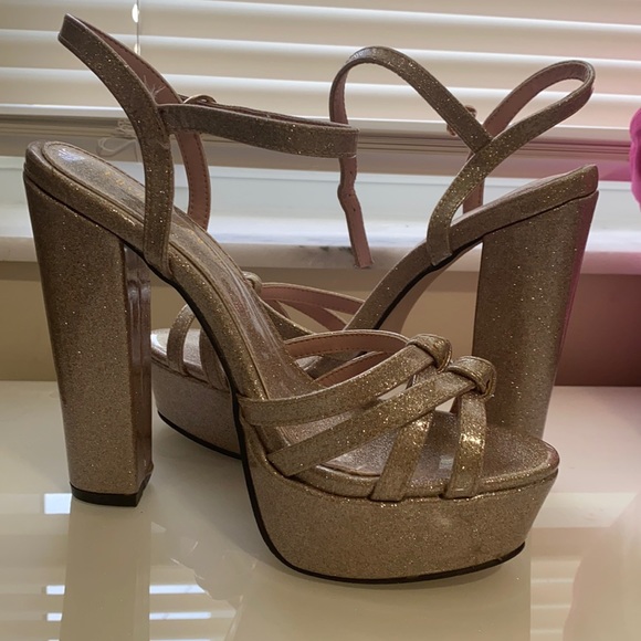 Beautiful and sparkling rose gold shoes - Picture 2 of 5